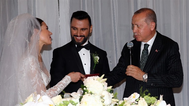 ​Cumhurbaşkanı Recep Tayyip Erdoğan, ünlü sanatçı Alişan ile Buse Varol’un nikah törenine katılarak çiftin nikah şahidi oldu.