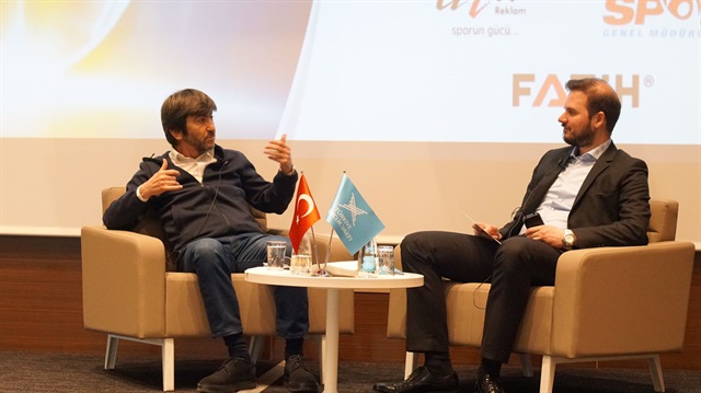 Spor yorumcusu ve eski futbolcu Rıdvan Dilmen, Spor Yöneticisi Akademisi program koordinatörü Seçkin Efe Barut'un sorularını yanıtladı.