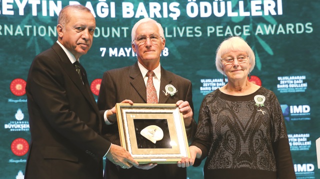 Erdoğan, İsrail’in katlettiği ABD’li Rachel Corrie’nin annesi Cindy Corrie ile babası Craig Corrie’ye ödül verdi.