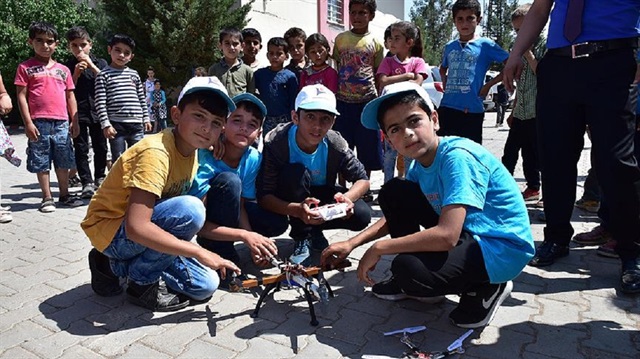 Öğrenciler, bu süreçte edindikleri tecrübe ve yaptıkları araştırmalar ve sayesinde boru, motor, pervane gibi yerli malzemeler kullanarak daha büyük bir drone geliştirdi.