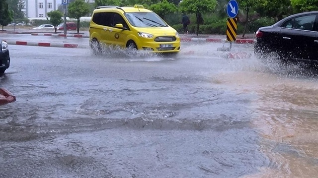 Antalya'da sağanak yağış etkili oldu. 