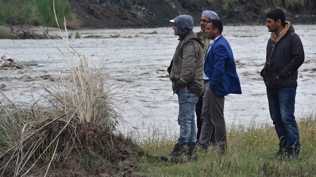 Vatandaşlar, yaşanan sel felaketinin ardından bölgedeki arama faaliyetlerini nehir kenarından takip etti.