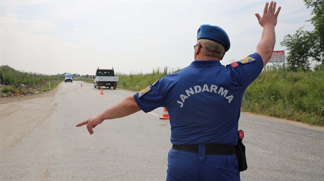 Jandarma ekipleri yazlık kıyafetleri ile yol kontrolü yaptı. 