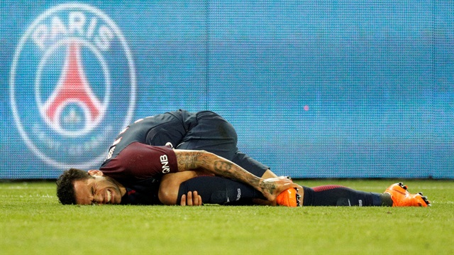 Alves sakatlanarak oyundan çıkmak zorunda kalmıştı.