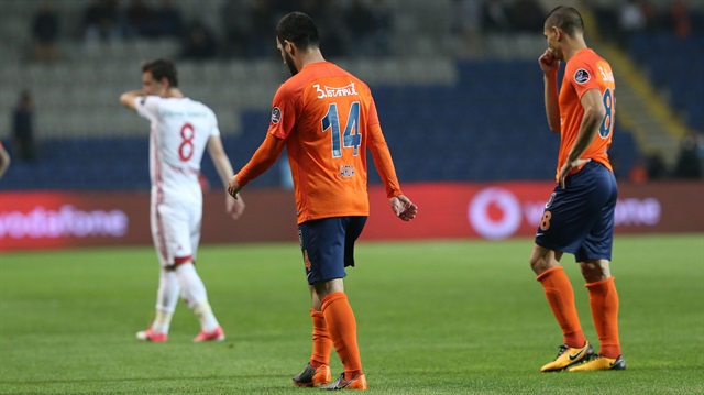 Arda Turan, Sivasspor maçında gördüğü kırmızı kartla sezonu kapatırken yeni sezonun ilk yarısının büyük bir bölümünde oynayamayacak. 