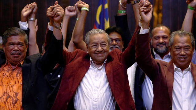 Malezya genel seçimlerinde Halkın Umudu ittifakının başbakan adayı Mahathir seçimleri kazandı. 