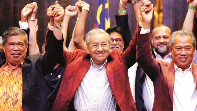 92 yaşındaki Mahathir Muhammed yeniden başbakan