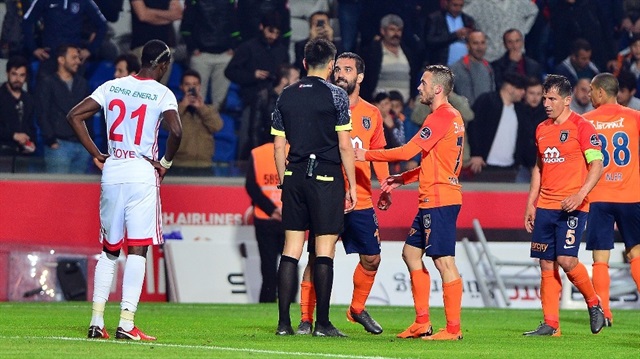 Arda Turan, Kayserispor maçında hakeme yönelik hareketten dolayı kırmızı kart görmüştü.