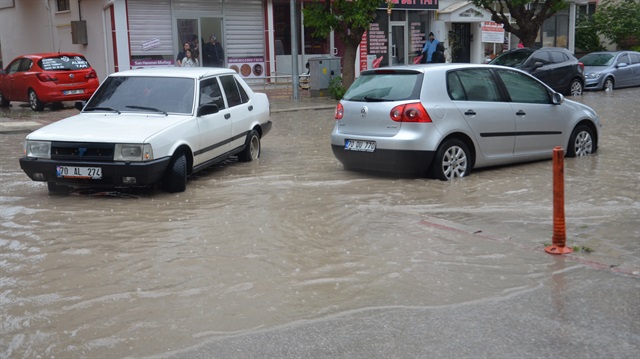Karaman'da etkili olan olan sağanak yağış nedeniyle birçok yerde sel oldu.