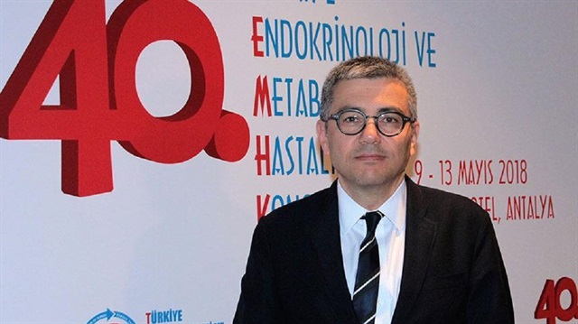 Prof. Dr. Oğuzhan Deyneli, diyabet hastalarına diyabetle mücadelede de rehberlik ediyor.