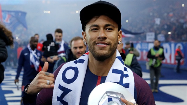 Neymar, takımıyla şampiyonluk kutlamasında.