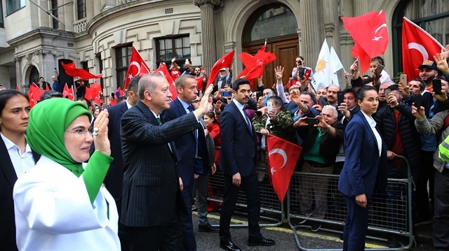 İngiltere'deki Türklerden Erdoğan'a sevgi gösterisi
