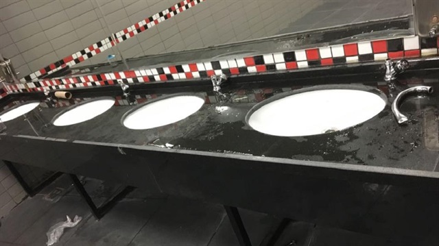 Tuvaletlerde bulunan muslukların kırıldığı görüldü.