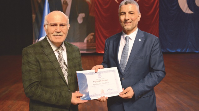 Konferansın ardından Uşak Üniversitesi Rektörü Prof. Dr. Ekrem Savaş, Doç. Dr. Ömer Bolat’a teşekkür belgesi ve plaket takdim etti.