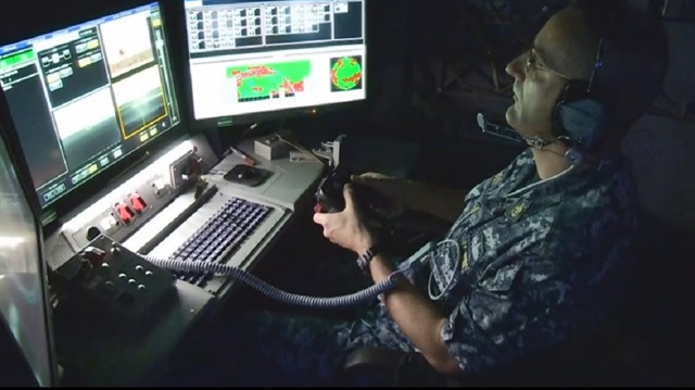 Mürettebat denizaltının saldırı sistemini kontrol etmek için Xbox kolu kullanıyor. 