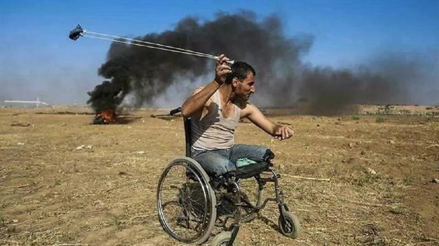 Fadi Abu Salah, 2014 yılında işgalci İsrail'in hava saldırısında bacaklarını kaybetmişti.