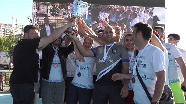 Yarışı birincilikle tamamlayan Mehmet Akif Ersoy Hastanesi Boğaz Kupası’nı almaya hak kazandı. 