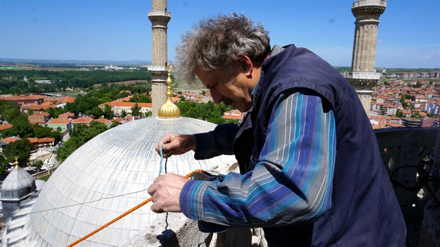 "Son mahyacı" ve ekibi, Mimar Sinan'ın ustalık eseri Selimiye Camisi minarelerine de bir sarraf titizliğiyle mahyaları astı.