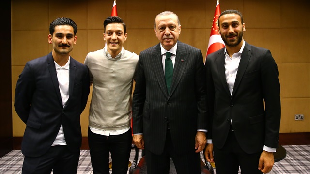 Cumhurbaşkanı Erdoğan, Premier Lig'de oynayan Türk futbolcular Cenk Tosun, Mesut Özil ve İlkay Gündoğan'ı kabul etti.