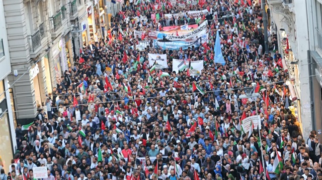 Taksim Tünel'de binlerce kişi protesto gösterisi düzenledi.