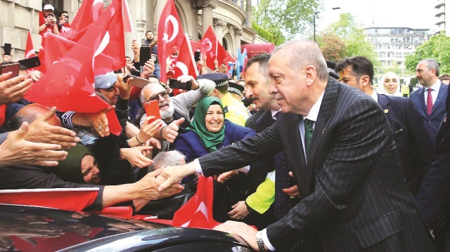 Cumhurbaşkanı Erdoğan,Tatlıdil Forumu’nun ardından eşi Emine Erdoğan ile konaklayacağı konaklayacağı otele geçti. Bu sırada, otelin önünde bekleyen Türk vatandaşlarının sevgi gösterisinde bulunmaları ve “Başkan buraya” tezahüratları üzerine vatandaşların yanına giden Erdoğan, herkesi selamladı. Selamlama sırasında vatandaşlar, “Türkiye seninle gurur duyuyor”, “Şehitler olmaz vatan bölünmez” ve İşte ordu, işte komutan” şeklinde tezahüratlarda bulundu. Erdoğan bazı vatandaşlarla sohbet ederek, fotoğrafçektirdi.