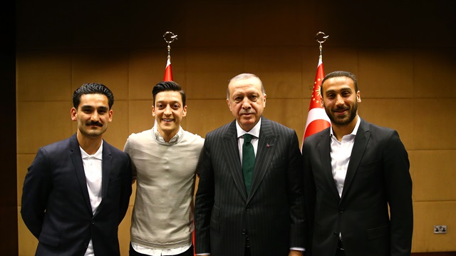 Cumhurbaşkanı Erdoğan, Londra'da Türk futbolcularla buluştu