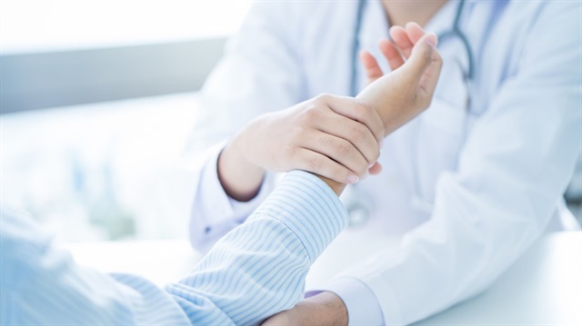 Fibromiyalji, vücudun birçok bölgesinde aşırı hassasiyetle seyreden kronik bir ağrı sendromudur.