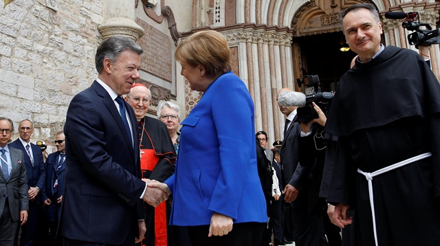 Angela Merkel ödülü Kolombiya Başkanı'ndan teslim aldı.