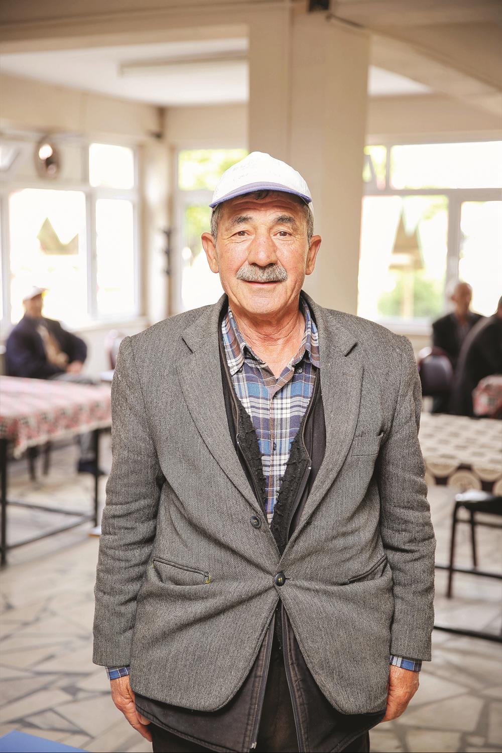 Eskiden para olmadan doktorun kapısından geçilmediğini ifade eden bölge sakinlerinden Ahmet Yitik, “Şimdi yaşlılara evde bakılıyor, hastaneler çiçek gibi. Bu yüzden Erdoğan” dedi.