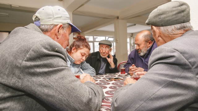 Ahmetpaşa Kasabası sakinleriyle görüşen ekiplerimiz, belediyeye ait çay ocağına konuk oldu.