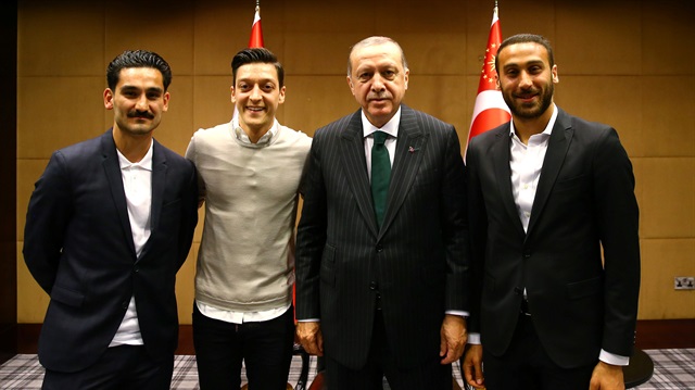 Cumhurbaşkanı Erdoğan Premier Lig'de oynayan Türk futbolcularla Londra'da bir araya geldi.