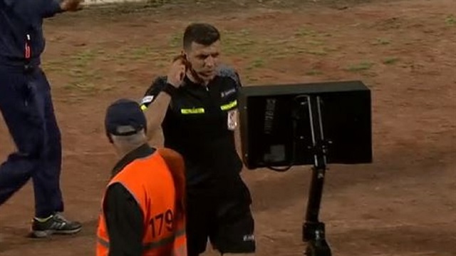 Ümit Öztürk, verdiği penaltı kararını değiştirdi ve kendini yere atan Tugay'a sarı kar gösterdi.