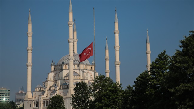 Şehit olan Filistinliler için Türkiye'de üç günlük yas ilan edildi. Bayraklar yarıya indirildi.