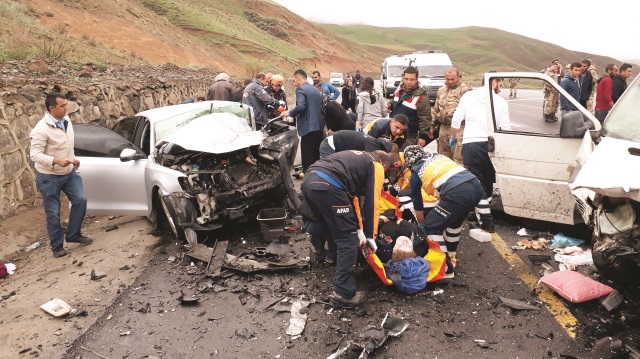 Kaza, önceki gün saat 06.00 sıralarında Erzurum-Bingöl kara yolunda meydana geldi.