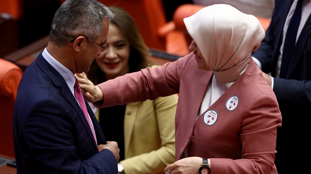 Özel oturumla toplanan Meclis’te vekiller yakalarına, ‘Kudüs kırmızı çizgimizdir’ yazılı rozet taktılar.