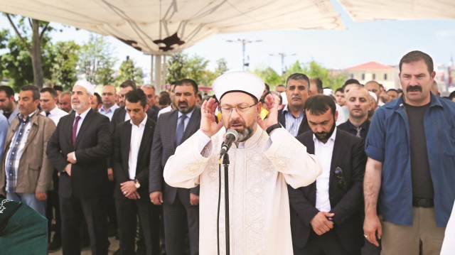 Diyanet İşleri Başkanı Prof. Dr. Ali Erbaş, İsrail askerlerince şehit edilen Filistinliler için Fatih Camisi’nde gıyabi cenaze namazı kıldırdı.