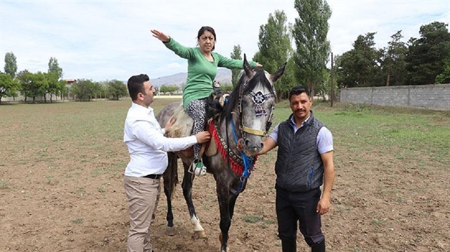 Atlı tedavi 'hipoterapi' ile hastalar hem sağlığına kavuşuyor hem de eğleniyor.