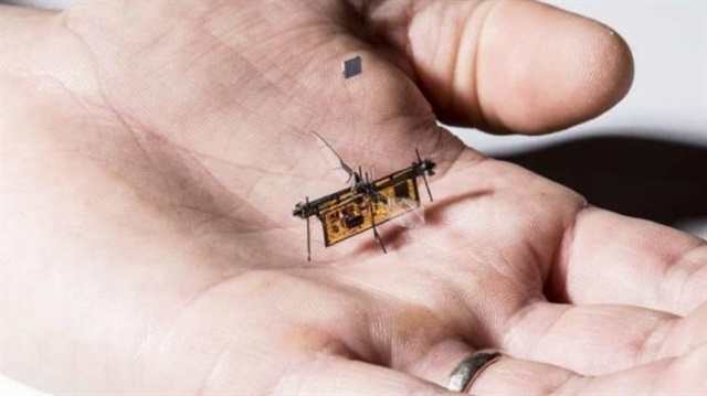Robot böcek üzerinde bulunan küçük bir devre sayesinde lazer enerjiyi elektriğe dönüştürebildiği böylece kanatlarını çırparak uçabildiği kaydedildi.