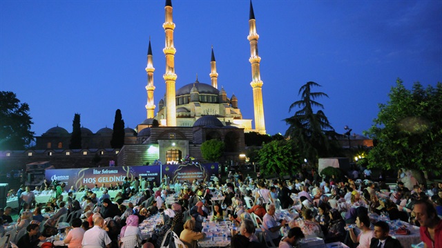 Bereket, bolluk, sevinç ve rahmet ayı olarak nitelendirilen ramazanla birlikte ilk iftar yurdun dört bir yanında heyecanla yapıldı
