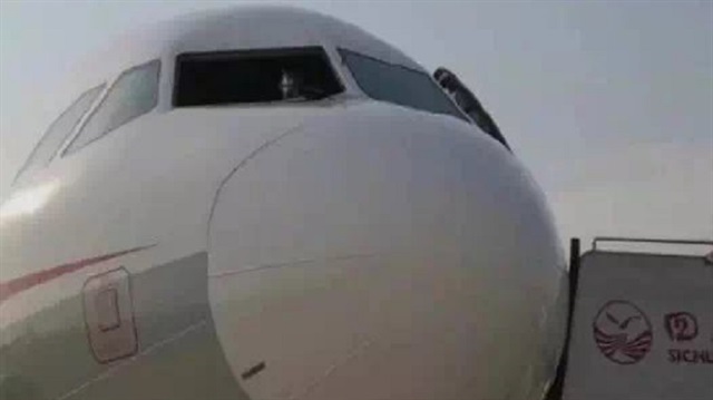 Airbus A319 tipi uçağın kokpit camı patladı. 