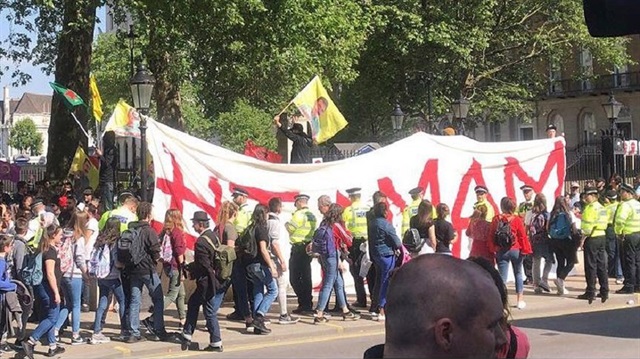 PKK yandaşları Londra'da "tamam" pankartı açtı

