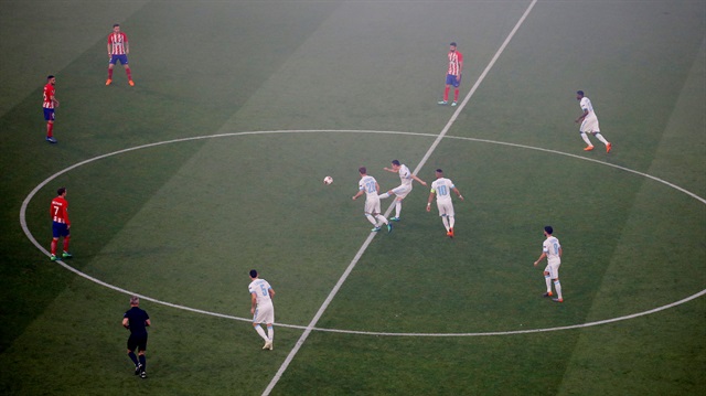 Marsilyalı futbolcular Atletico maçının hemen başında kullandıkları santrada topu taca gönderdi. 