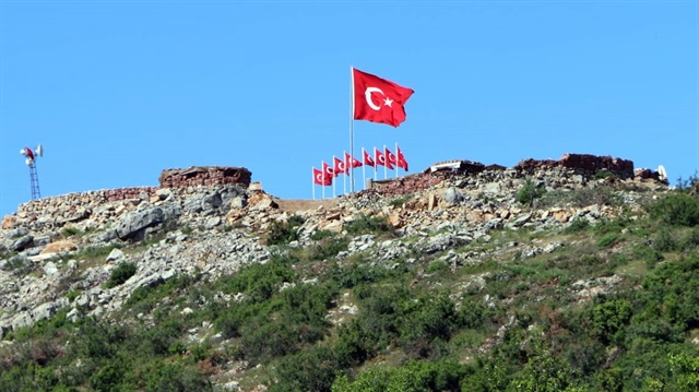 9 askerin şehit düştüğü tepeye 9 Türk bayrağı dikildi.