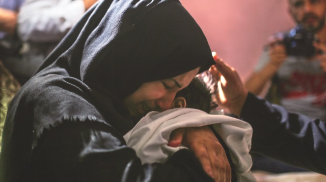 Minik Leyla’nın annesi Meryem el-Gandur, İsrail güçlerinin, sevmeye doyamadığı yavrusunu elinden aldığını söyledi. 