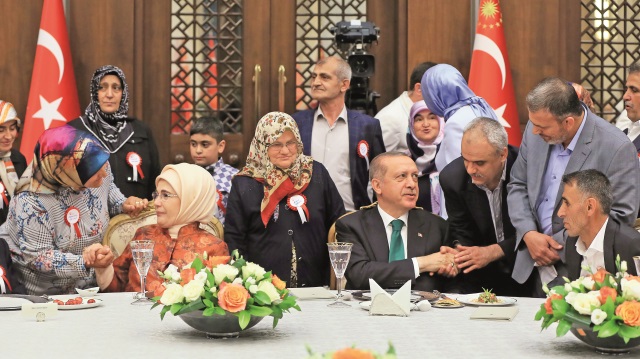 Cumhurbaşkanı Erdoğan ve eşi Emine Erdoğan, Ramazan ayının ilk iftarını Külliye'de ağırladığı şehit aileleri ve gazi yakınlarınları ile açtı. Erdoğan davette misafirleri ile tek tek ilgilendi.