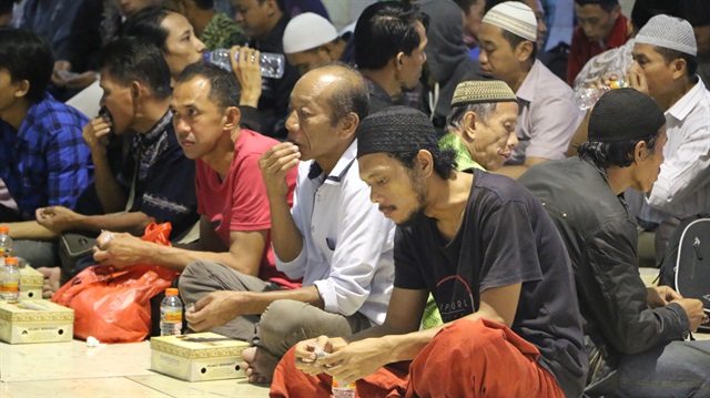Başkent Cakarta'da Güneydoğu Asya'nın en büyük camisinde düzenlenen programla Endonezya'da ilk iftar yapıldı.