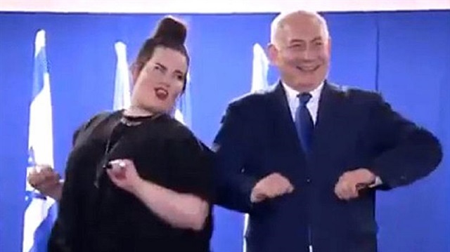 ​نتنياهو يرقص رقصة "الدجاجة" على جثث " مجزرة" غزة
