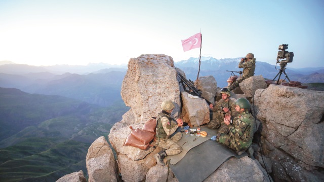 Mehmetçik, bir yandan PKK terörüyle mücadele ederken bir yandan da Ramazan’ın bereketinden nasipleniyor.