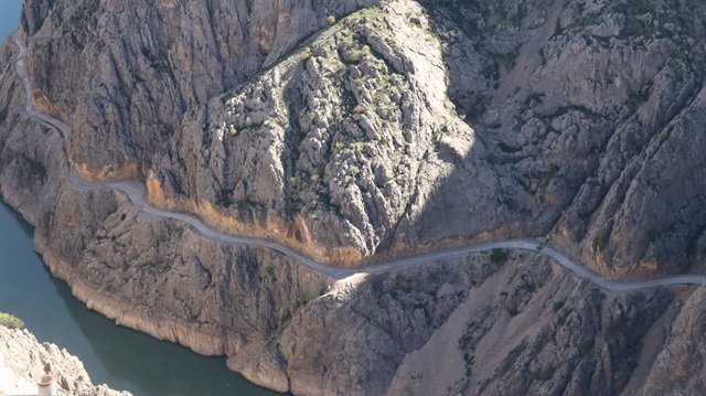 Erzincan'daki bu yol dünyanın en zorlu yolları arasında gösteriliyor.
