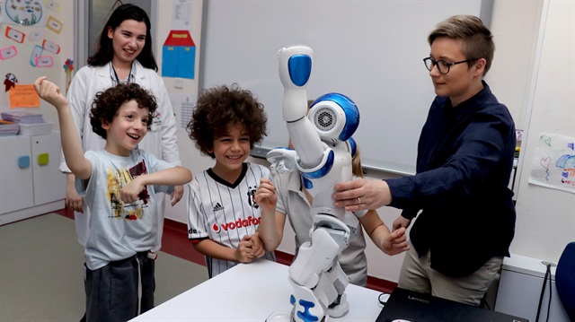 23 dilde konuşabilen robot öğretmen Elias, Türkiye'de öğrencilerle buluştu
